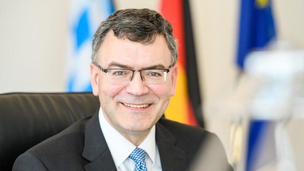 der leiter der bayerischen staatskanzlei und staatsminister fuer bundes und europaangelegenheiten und medien, dr. florian herrmann, mdl