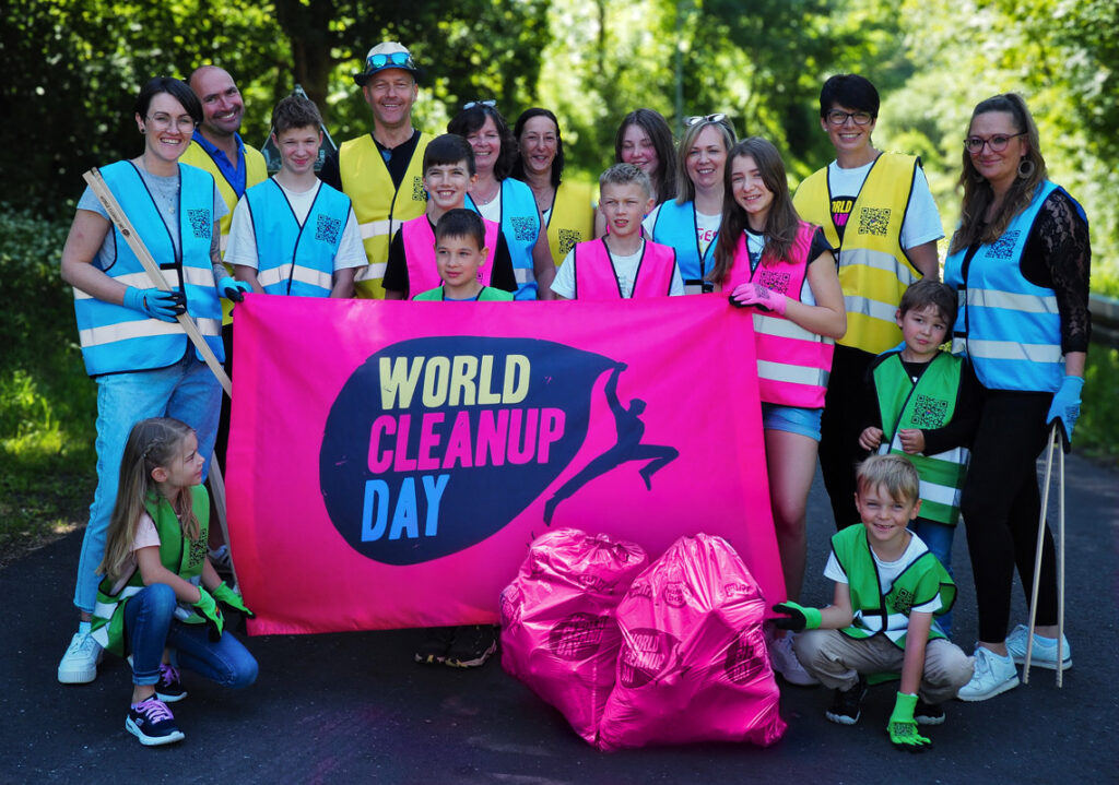 gruppe bunt mit fahne bea edit